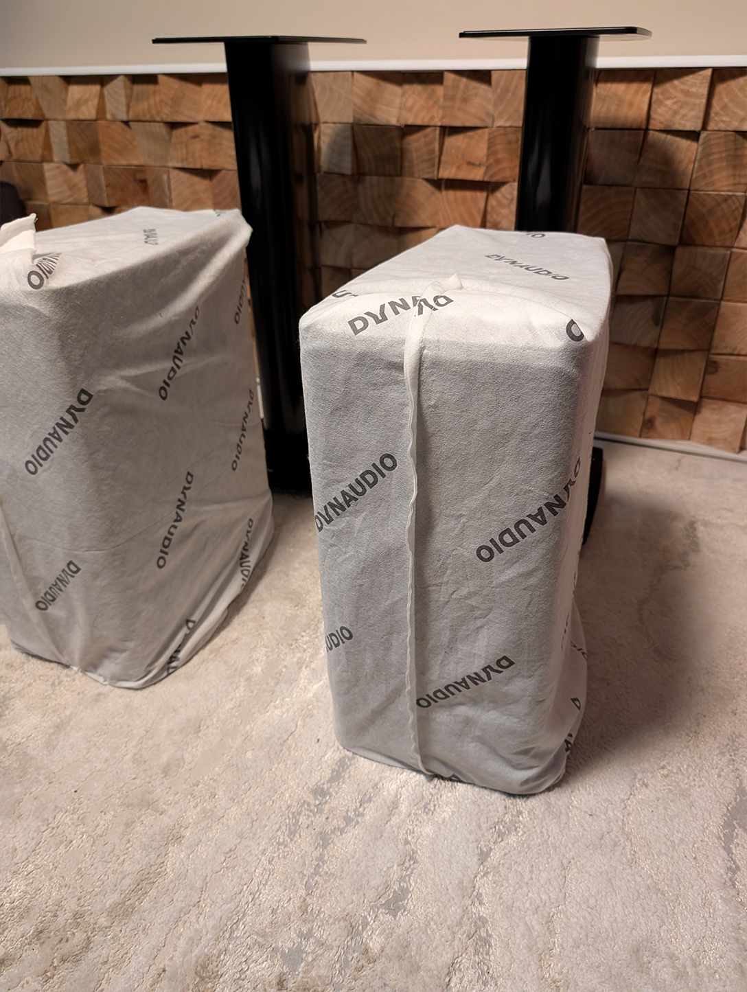 Dynaudio Contour 20i (Walnut) & Stands - Standmount Speakers
